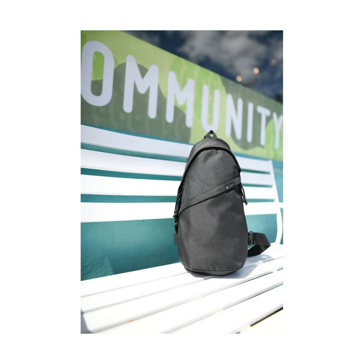 Torby na ramię z logo – plecak, torba na ramię renew aware™ rpet VR002-03_100805-001__M_402 Czarny plecak na ławce w mieście, gadżety reklamowe, upominki promocyjne firmy, personalizowane akcesoria, gadżety firmowe i reklamowe.