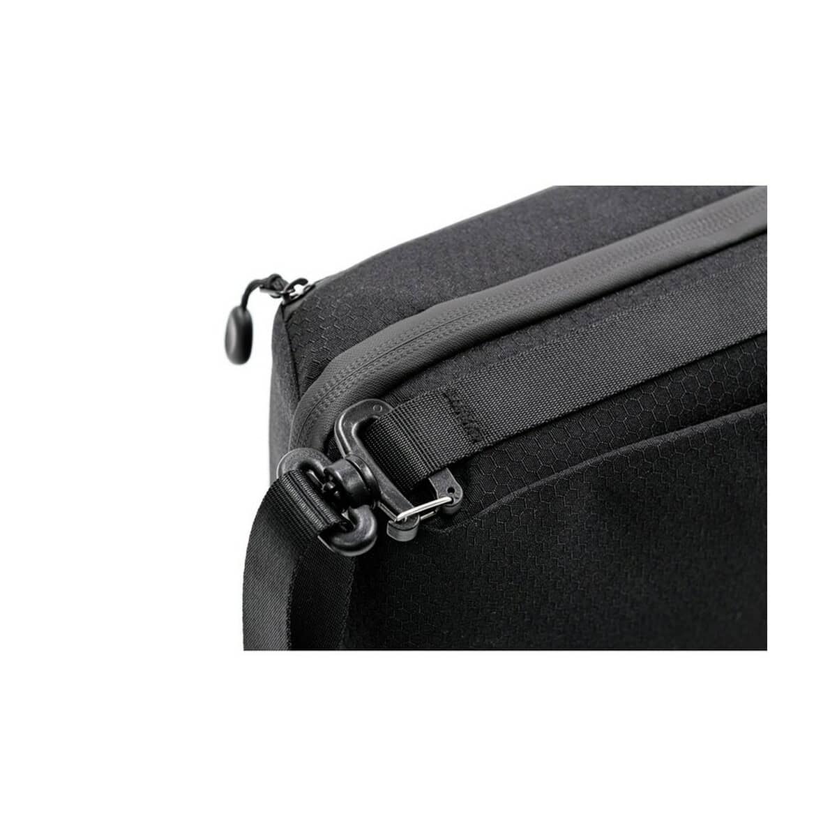 Torby na ramię z logo – torba na ramię brandcharger zen VA536-03_IDE01 Solidny czarny plecak z zamkiem i wytrzymałymi elementami, idealny na co dzień i do pracy.