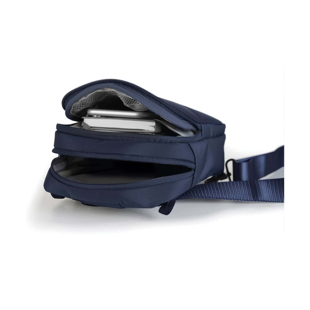 Torby na ramię z logo – torba na ramię, saszetka boxy sling P705.955__B_10 Przedmiot z nadrukiem logo, wyglądający jak torba na ramię lub saszetka, idealny na gadżety i akcesoria.