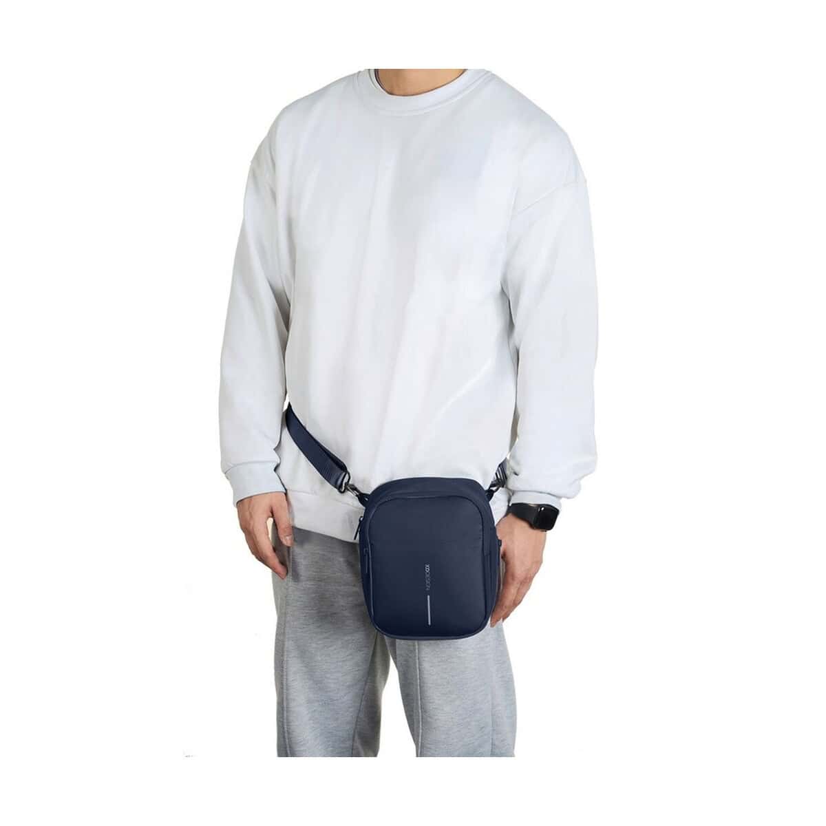 Torby na ramię z logo – torba na ramię, saszetka boxy sling P705.955__B_13 1. Torba na telefon na pase, czarna, praktyczna i wygodna.