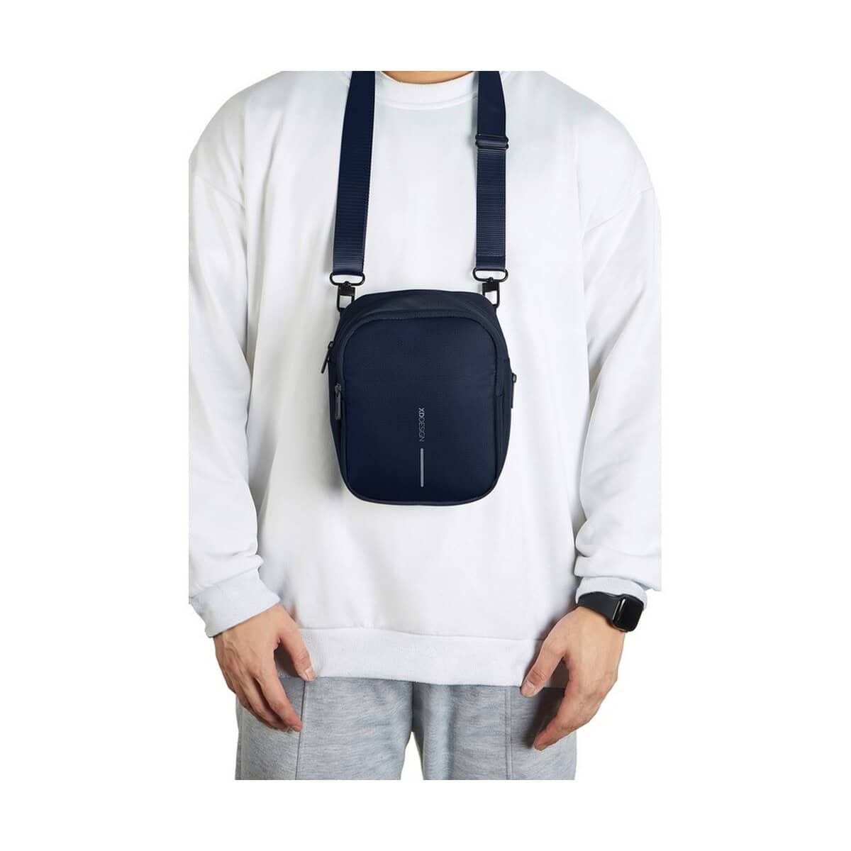 Torby na ramię z logo – torba na ramię, saszetka boxy sling P705.955__B_14 1. Nowoczesna czarna torba na ramię z logo, idealna na codzienne gadżety i akcesoria.