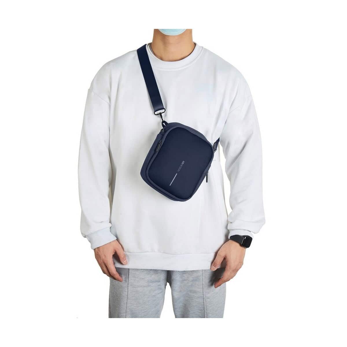 Torby na ramię z logo – torba na ramię, saszetka boxy sling P705.955__B_15 1. Torba na ramię neoprenowa, czarna, z nadrukiem, idealna na gadżety i akcesoria.