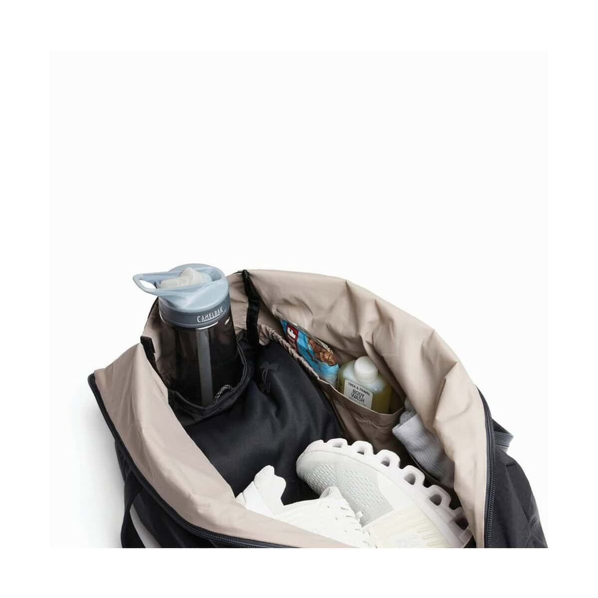 Torby podróżne z logo – torba podróżna, sportowa bellroy P763.3701__B_4 Butelka filtrująca na górze torby sportowej, napoje i sprzęt treningowy, gadżety sportowe, akcesoria do ćwiczeń.