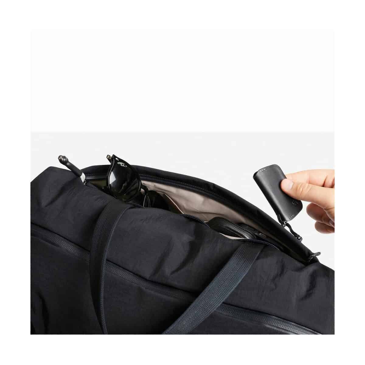 Torby podróżne z logo – torba podróżna, sportowa bellroy P763.3701__B_6 Przenośny power bank ładowanie telefonu w torbie podróżnej.