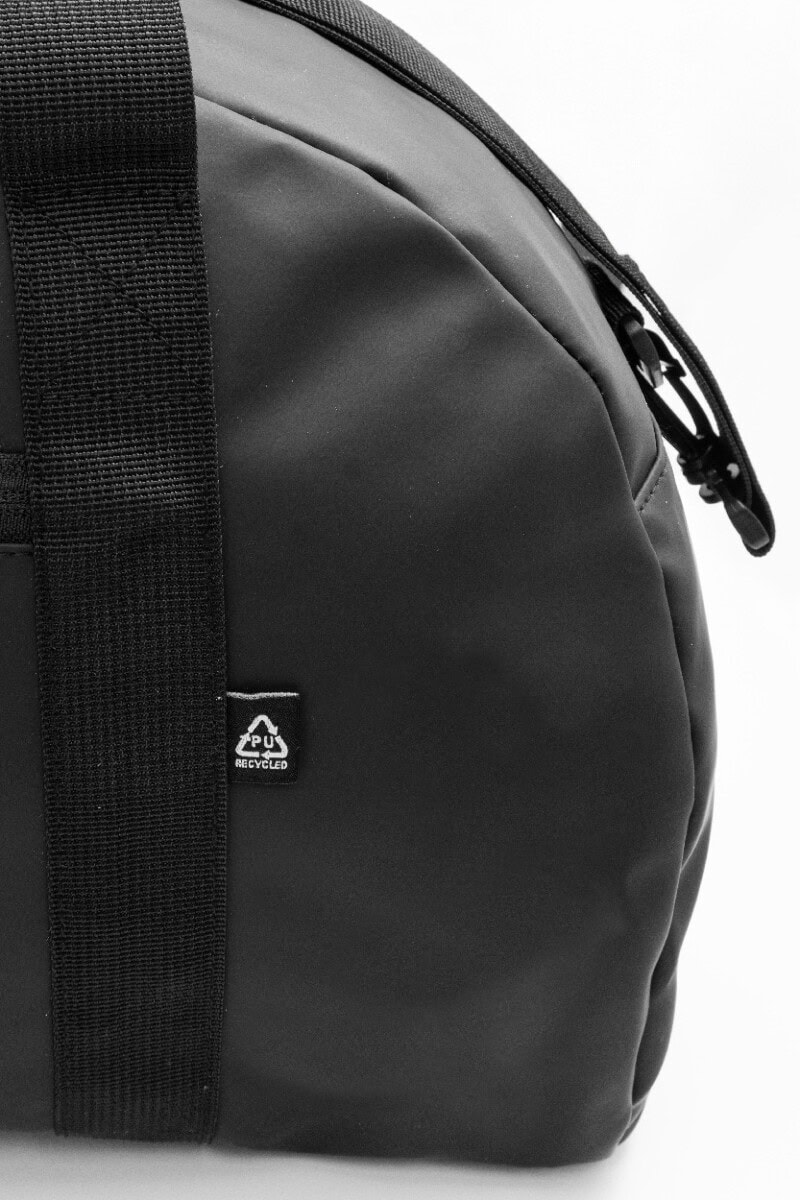 Torby sportowe z logo – duffup torba sportowa rpu AP800123-10__CU1 1. Torba na laptopa z certyfikatem ochrony środowiska, eco-friendly, minimalistyczny design.