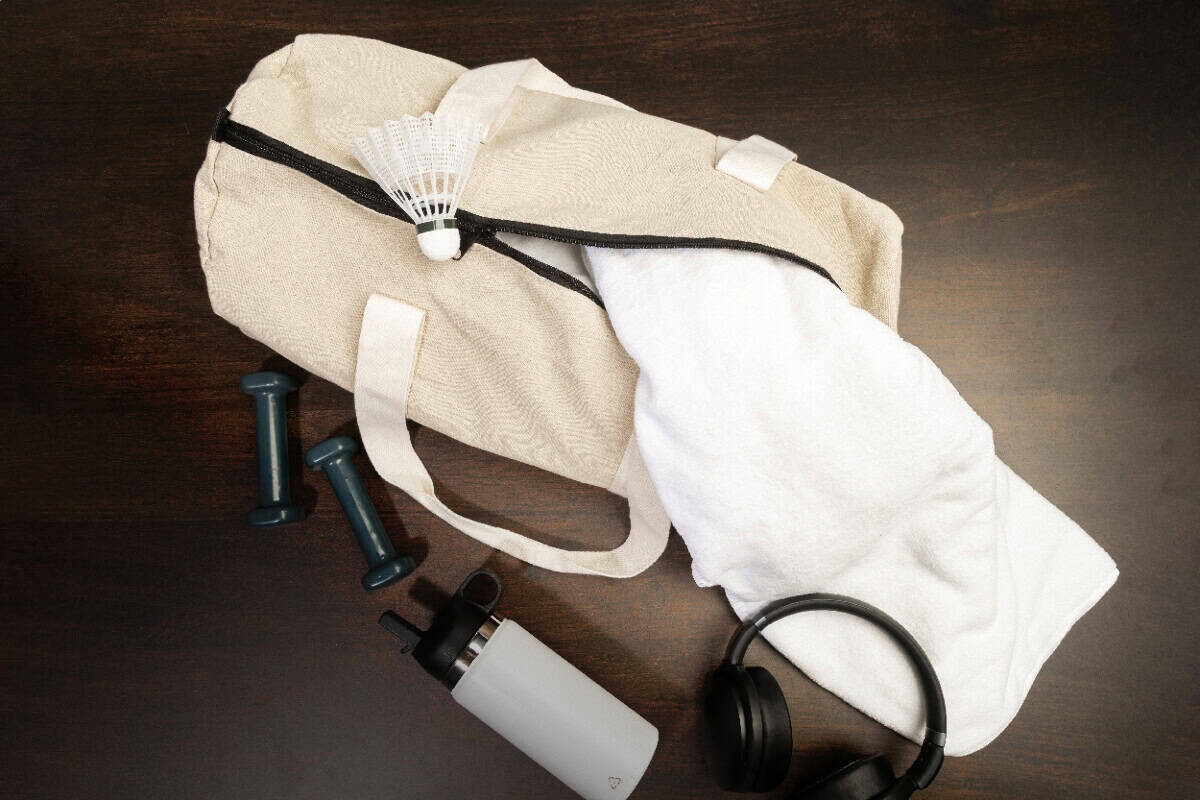 Torby sportowe z logo – rekan duff torba sportowa z recyklingowanego płótna AP800131-00__DG2 Buty do badmintona z shuttlem, torba na sprzęt sportowy, słuchawki i butelka na wodę.