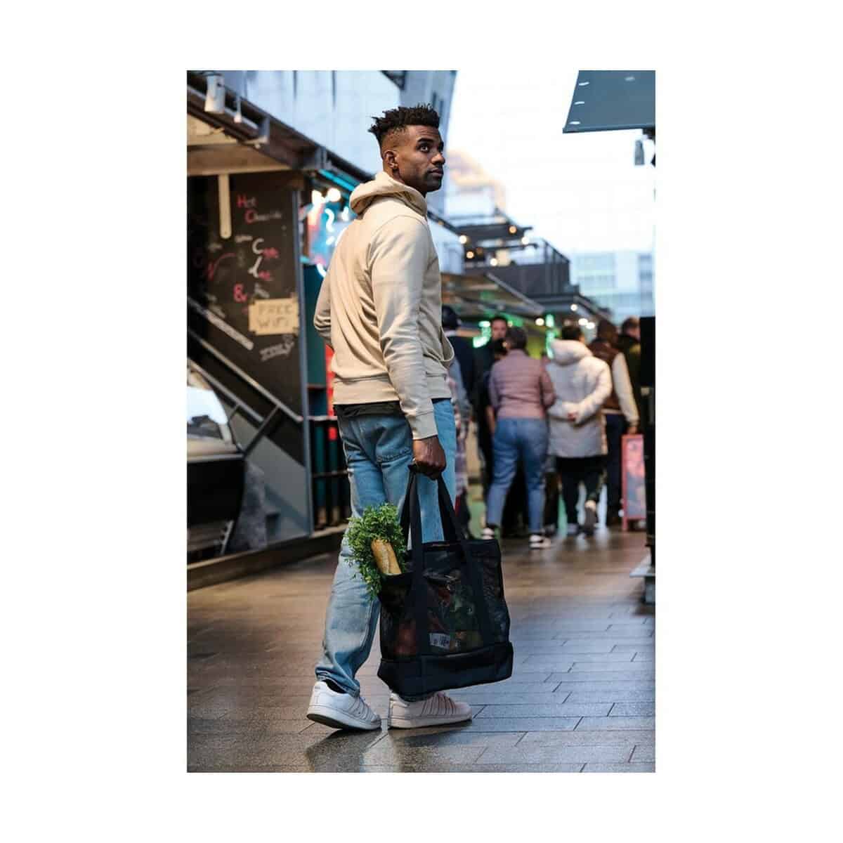 Torby termiczne z logo – torba plażowa, na zakupy, torba termoizolacyjna aware™ rpet P422.4901__M_401 Stylowy mężczyzna z torbą na zakupy, miejskie życie, moda i gadżety promocyjne.