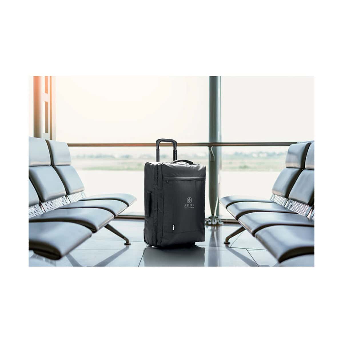 Walizki z logo – walizka z 600d rpet artic mo2055-03-print Przedmiotem jest bagaż podręczny na lotnisku, ustawiony pomiędzy dwoma rzędami siedzeń.