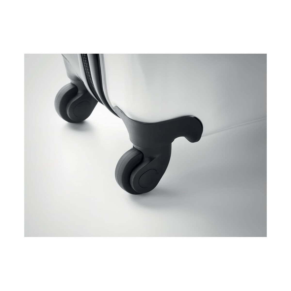 Walizki z logo – walizka z abs i pc z grafiką pickme mo6808-03-detail Czarne kółka walizki na białej powierzchni, bagaż podróżny na kółkach, wysokiej jakości gadżety podróżnicze.