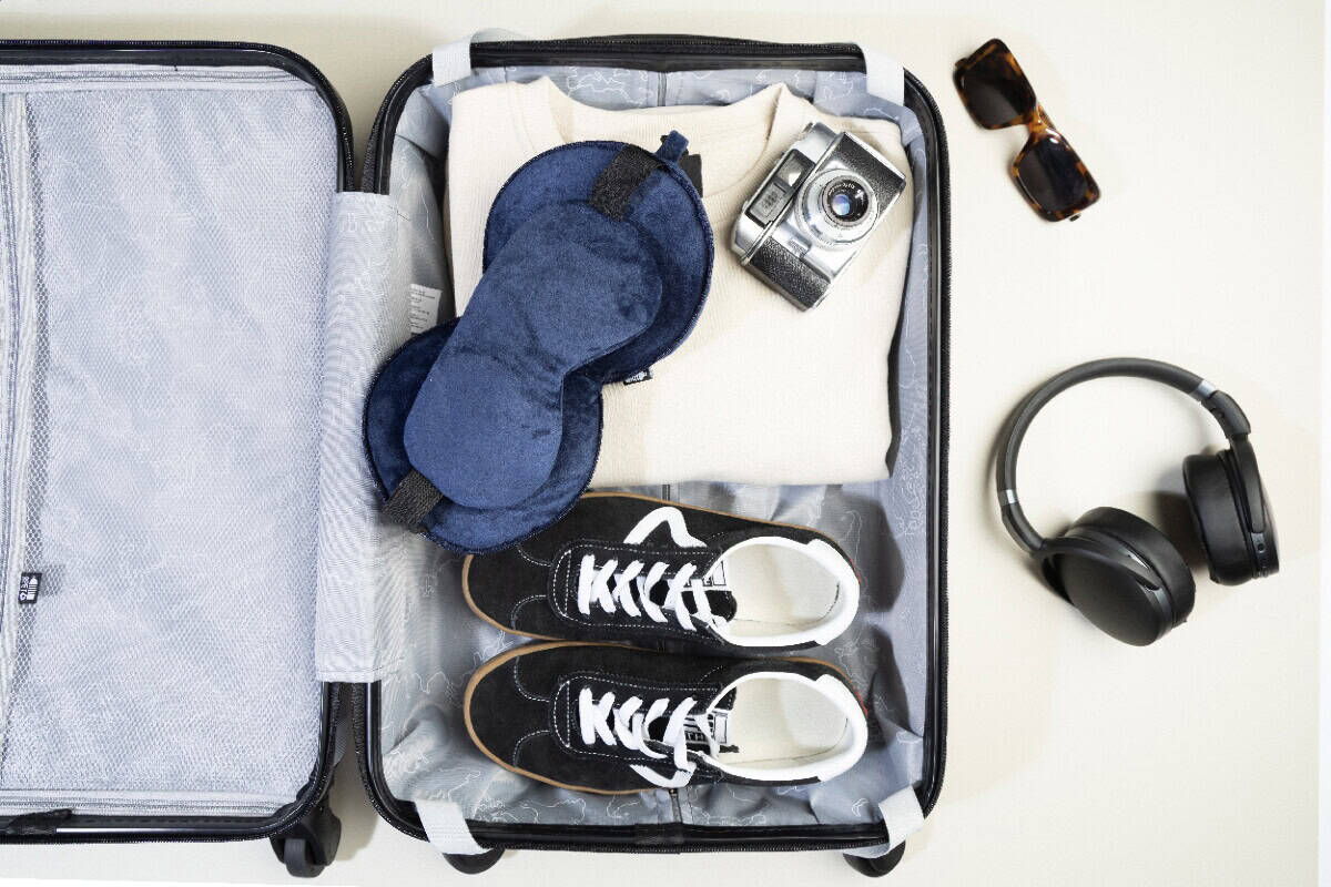 Zagłówki z logo – dreamfly poduszka podróżna rpet AP800169-06A__DG3 Parasolka naładowane w bagażniku walizki, sportowe buty, aparat fotograficzny, okulary przeciwsłoneczne, słuchawki.