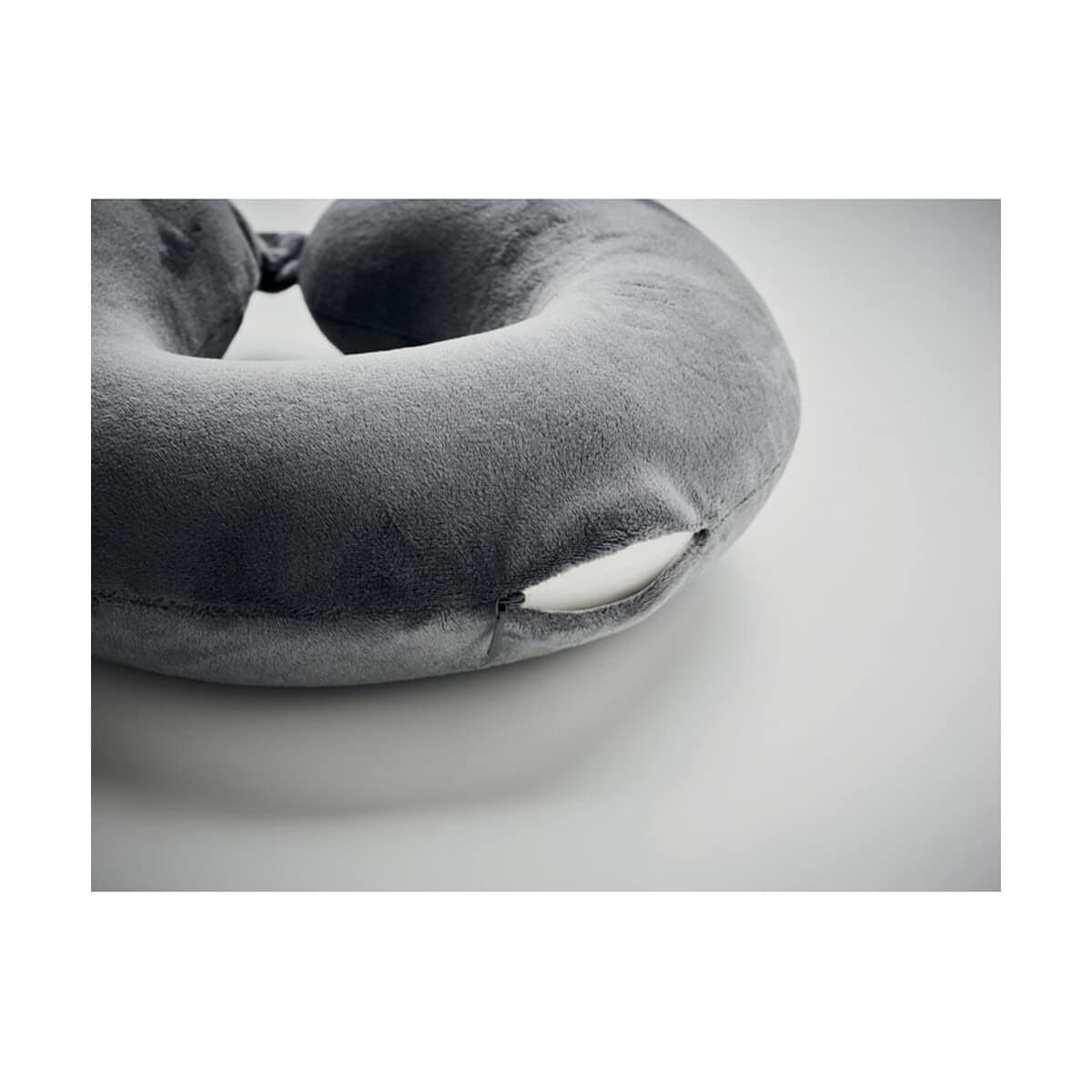 Zagłówki z logo – poduszka podróżna z 210d rpet dreams mo6842-07-detail Miękka poduszka dekoracyjna w odcieniach szarości na nowoczesnej kanapie.