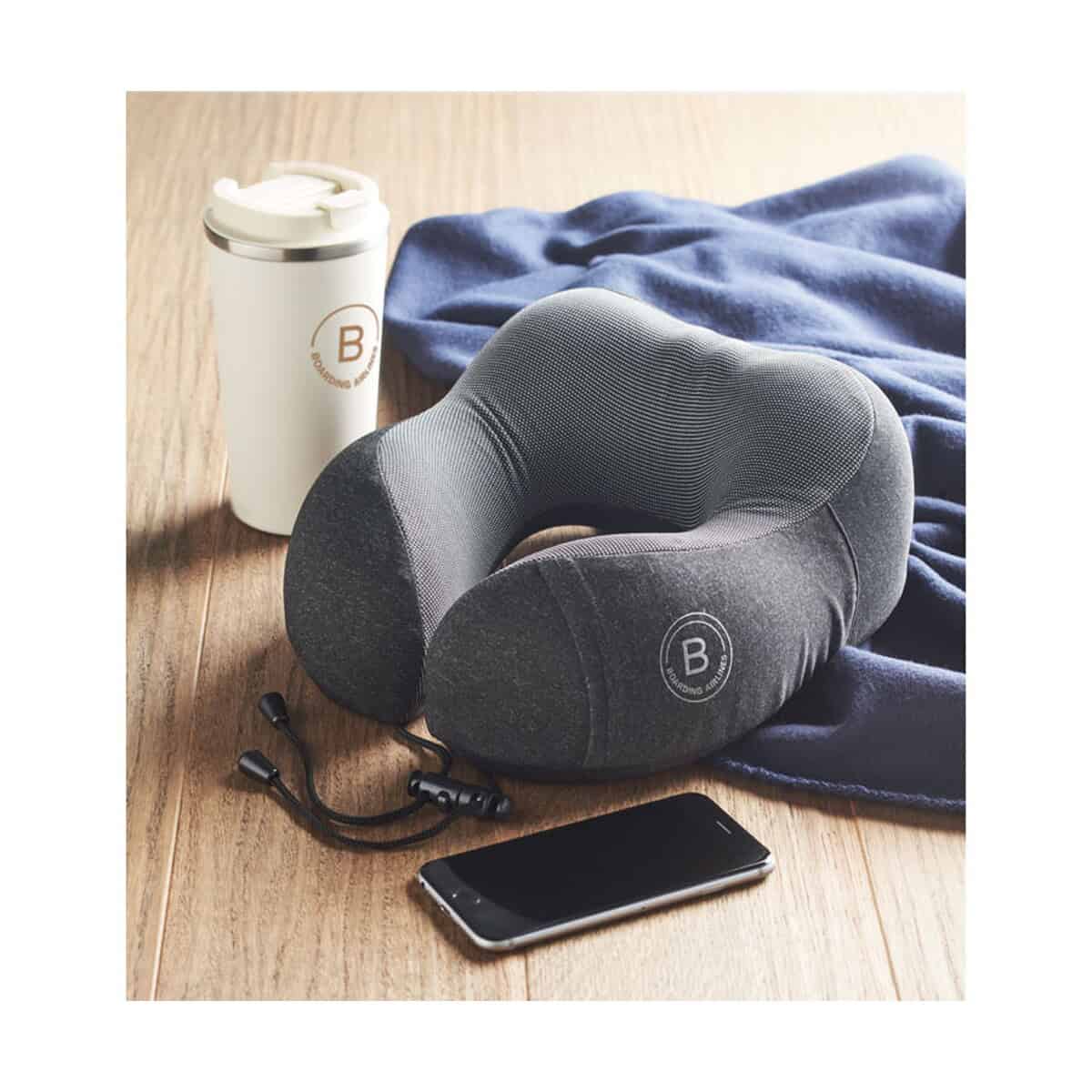 Zagłówki z logo – poduszka podróżna z rpet bantal mo6709-15-ambiant Torba reklamowa, gadżety z logo, akcesoria firmowe, personalizowane gadżety, upominki promocyjne, gadżety reklamowe wysokiej jakości.