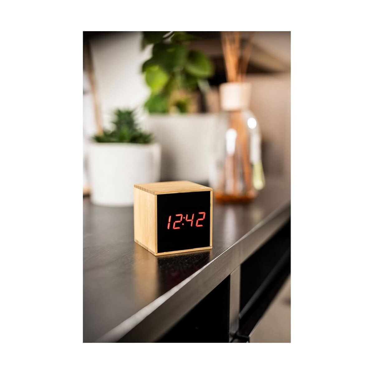 Zegary z logo – bambusowy zegar na biurko z alarmem | katherine V0193_A 1. Zegar biurkowy z drewna, nowoczesny design, idealny na prezent, gadżet na biurko.