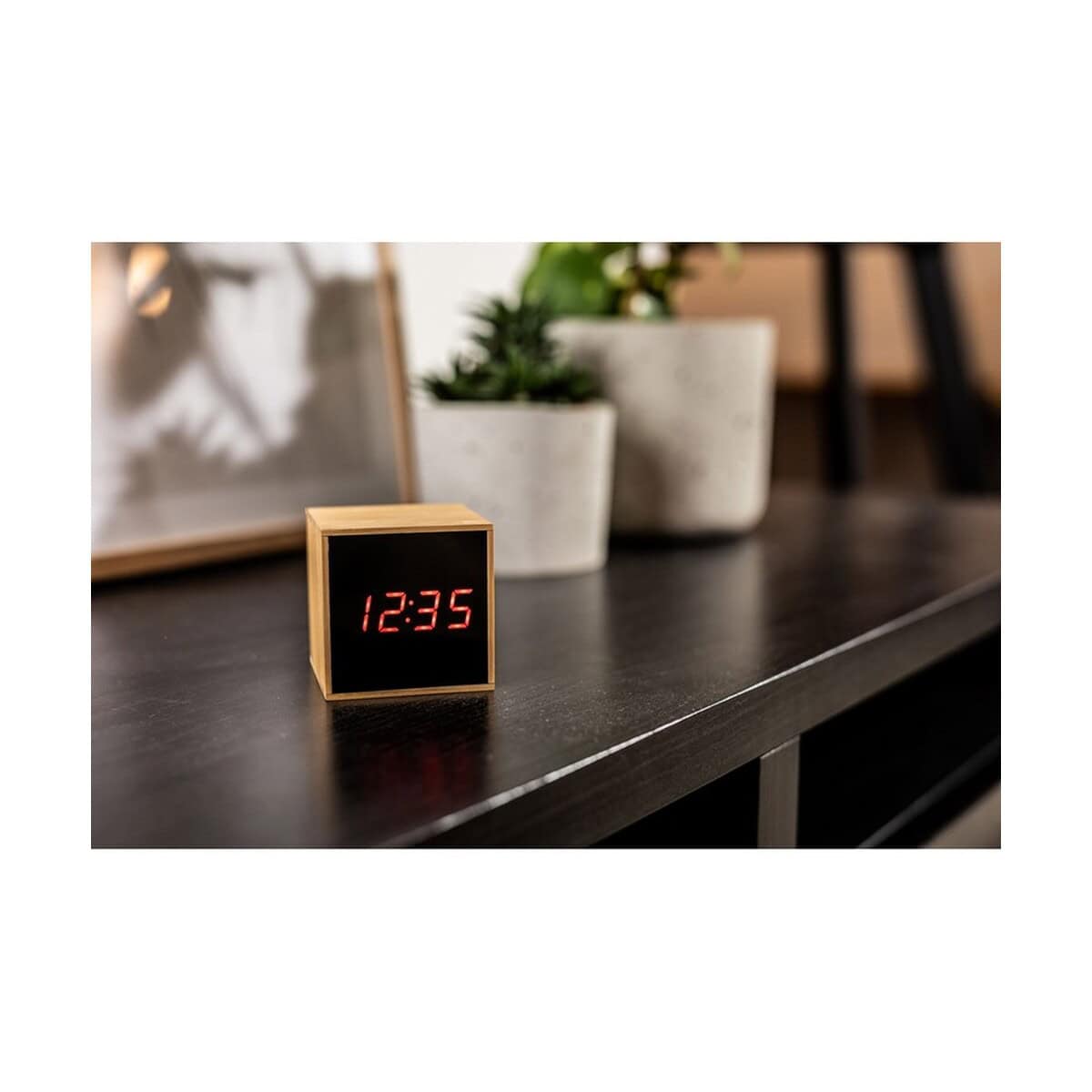 Zegary z logo – bambusowy zegar na biurko z alarmem | katherine V0193_B Nowy design zegara z drewnianą ramą, idealny na biurko i do domu. Funkcje wyświetlacza czasu LED, nowoczesny gadżet biurowy.