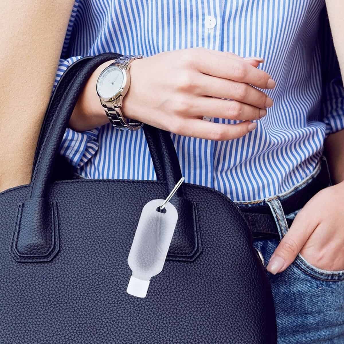 Żele do rąk z logo – żel do rąk V0937_B Stylowy zegarek na ręku, czarna torba i odzież w paski, idealne gadżety na co dzień i do pracy.