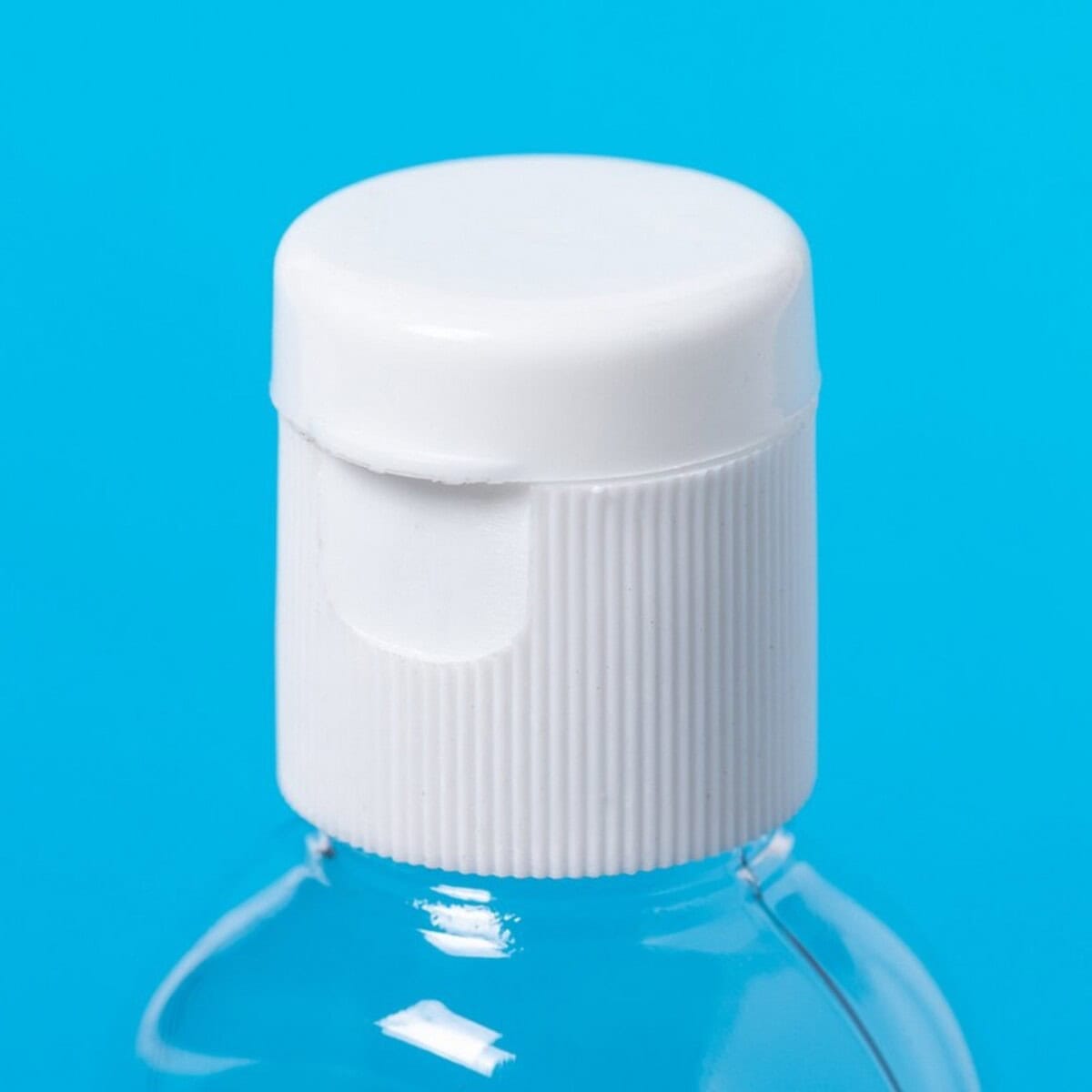 Żele do rąk z logo – żel do rąk V0937_C 1. Białe zamknięcie butelki na odkażacz lub płyn do higieny, na niebieskim tle.