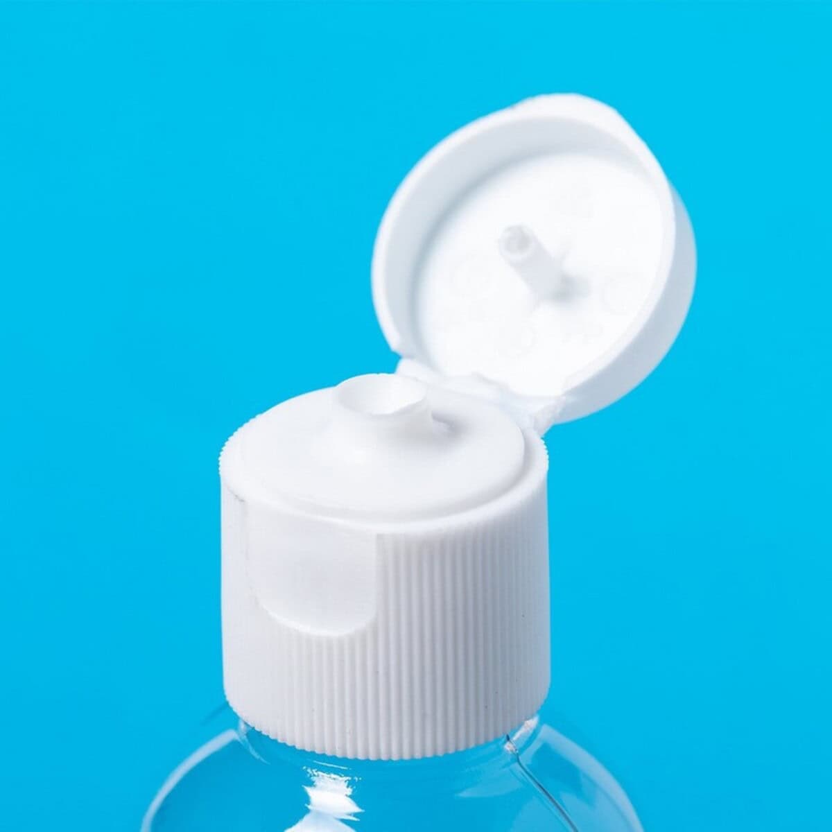 Żele do rąk z logo – żel do rąk V0937_D 1. Biały flip top do butelek z płynem na niebieskim tle.