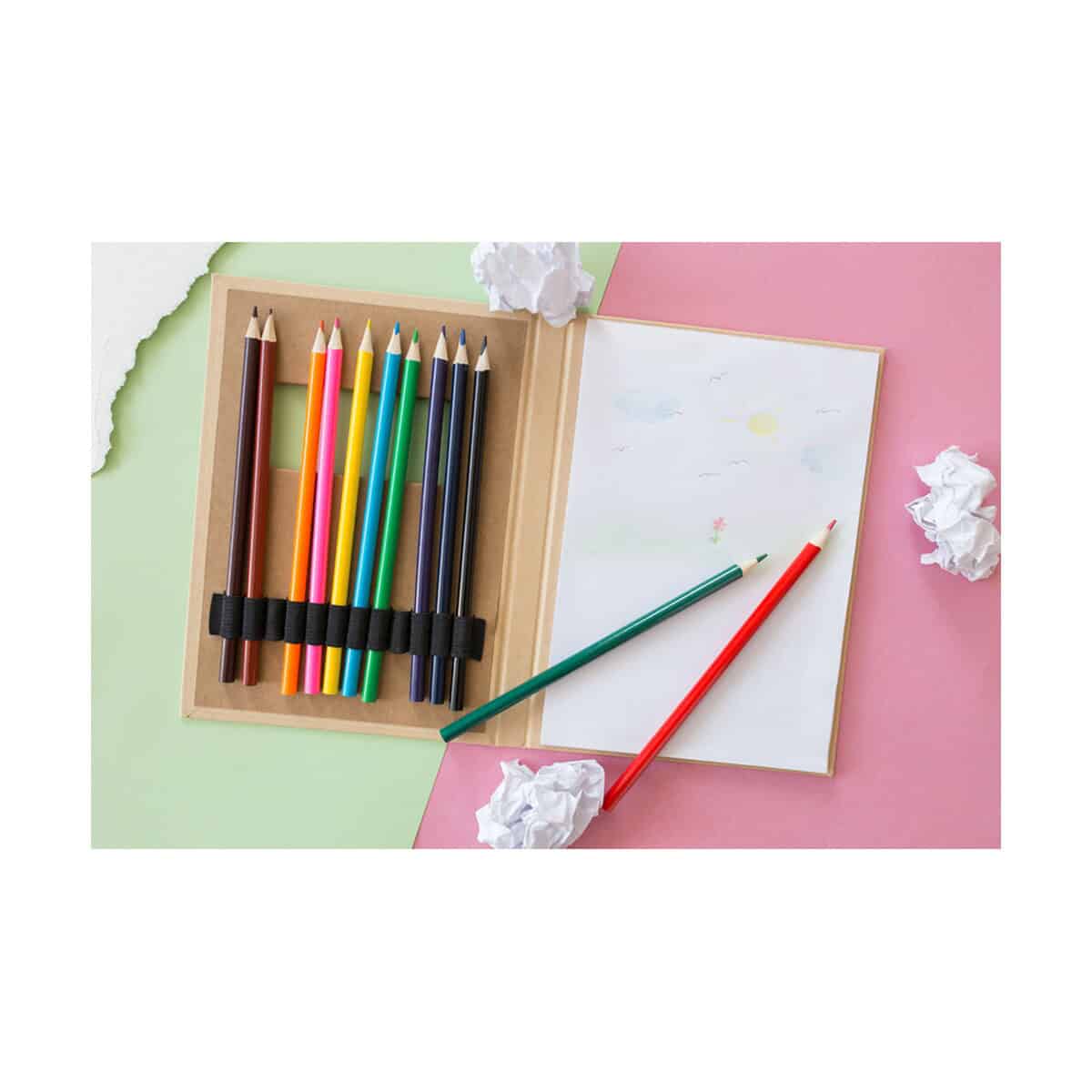 Zestawy kredek z logo – zestaw kredek, notatnik | paddy VA053_A Kolorowe długopisy i notatnik na tle kolorowych papierów, idealne gadżety biurowe i szkolne.