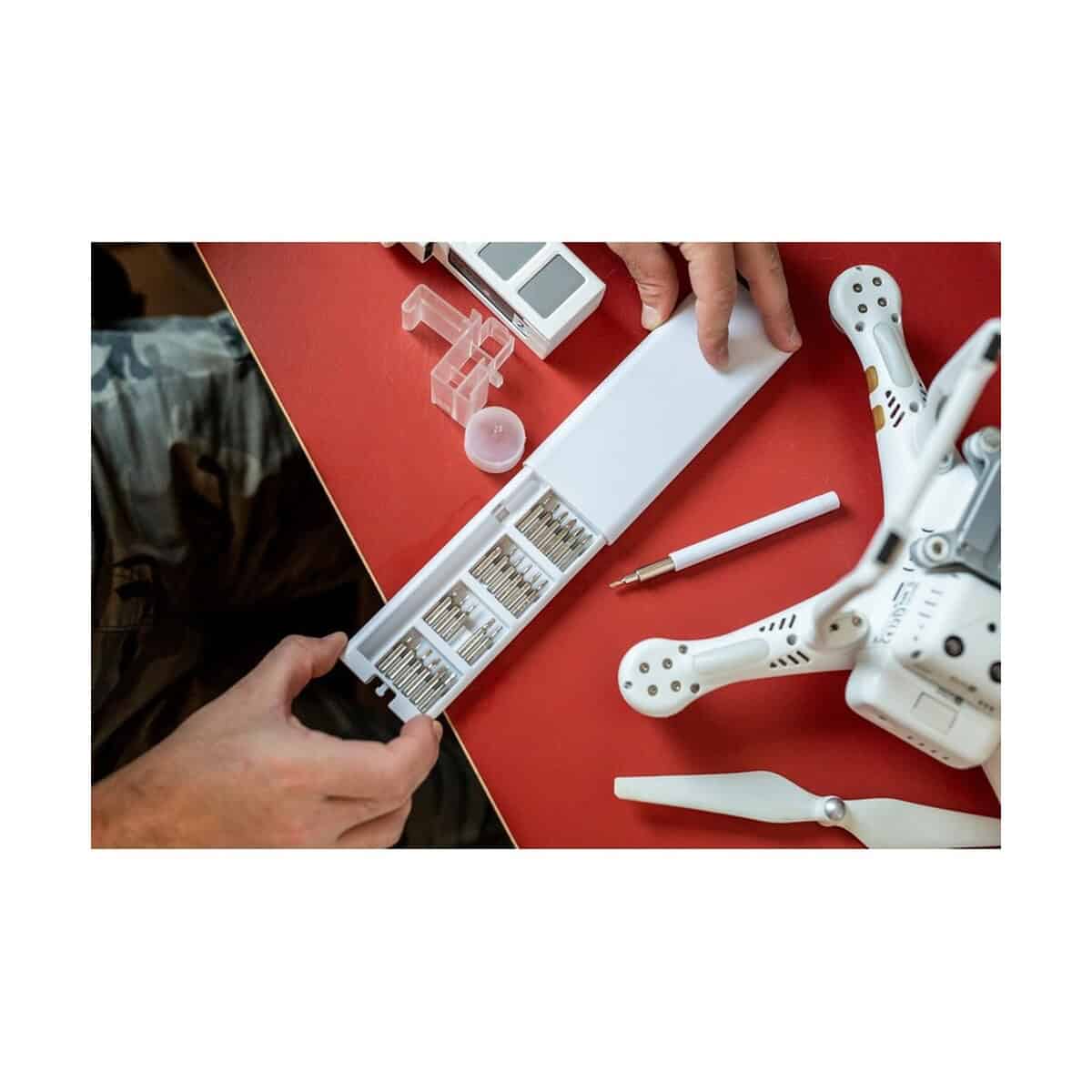 Zestawy narzędzi z logo – śrubokręt, 24 końcówki | charlotte V0074_B Lekarz z zestawem narzędzi do naprawy drona, precyzyjne końcówki i akcesoria serwisowe.