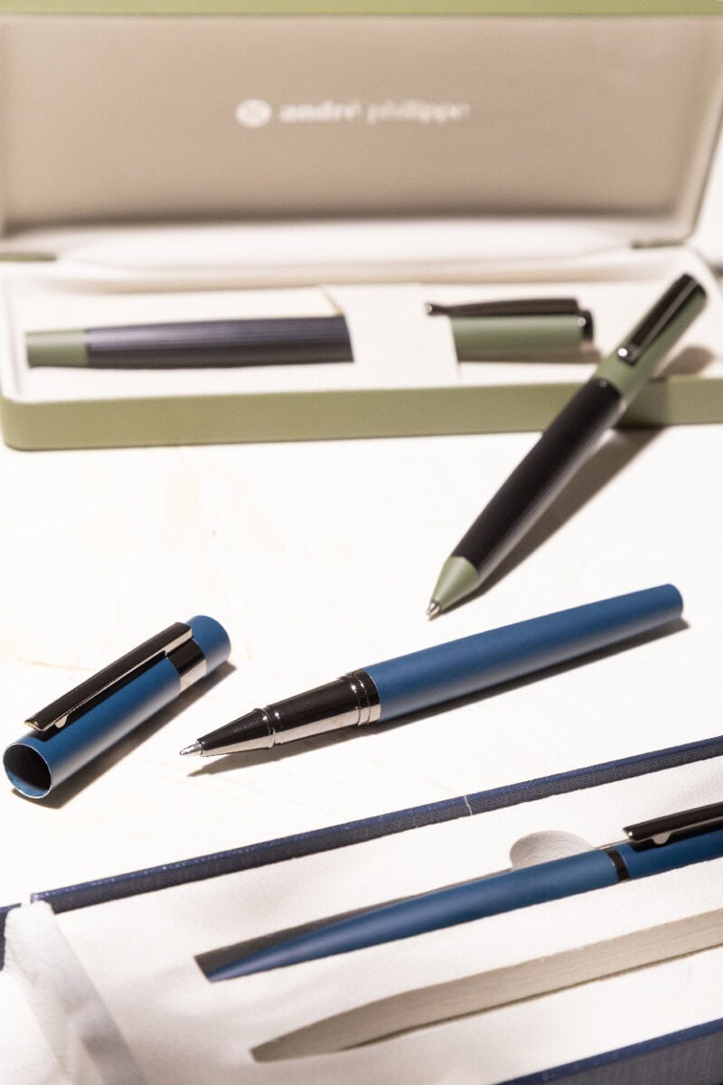 Zestawy piśmiennicze z logo – atelier zestaw piśmienniczy AP800134-06__DG Stylowe długopisy w eleganckim zestawie z etui, idealne na prezent i do biura.