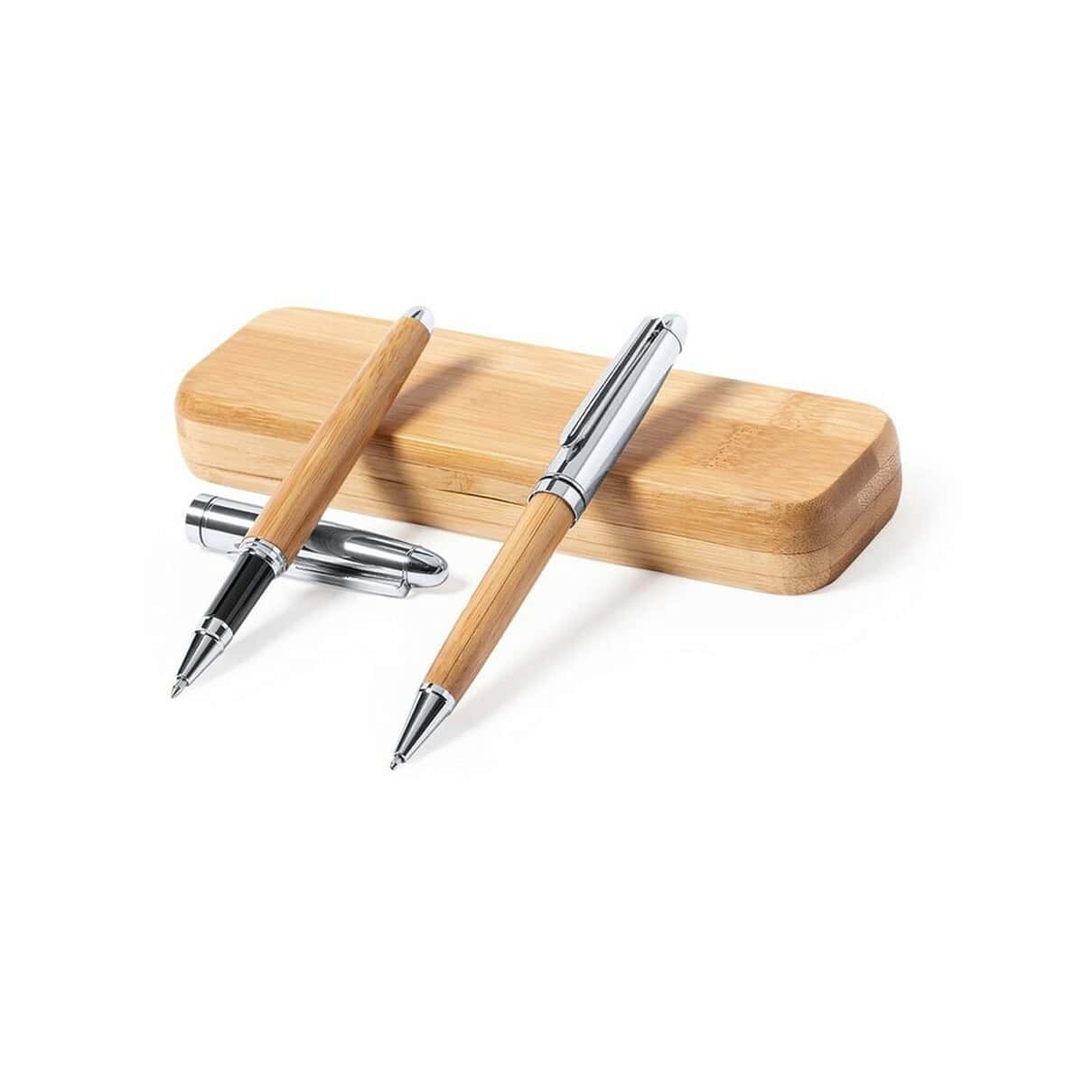 Zestawy piśmiennicze z logo – bambusowy zestaw piśmienniczy, długopis i pióro kulkowe V9348-18_AAA01 Długopisy z bambusa i metalowym wykończeniem na prezent lub do biura.