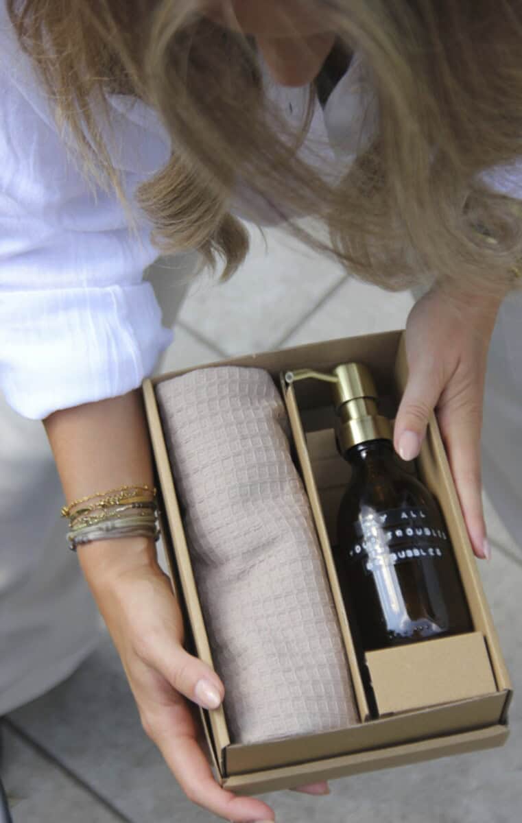 Zestawy prezentowe z logo – wellmark happy home pudełko upominkowe 12632211_m1 Elegancki zestaw upominkowy z gadżetami do domu i biura, idealny na prezent.