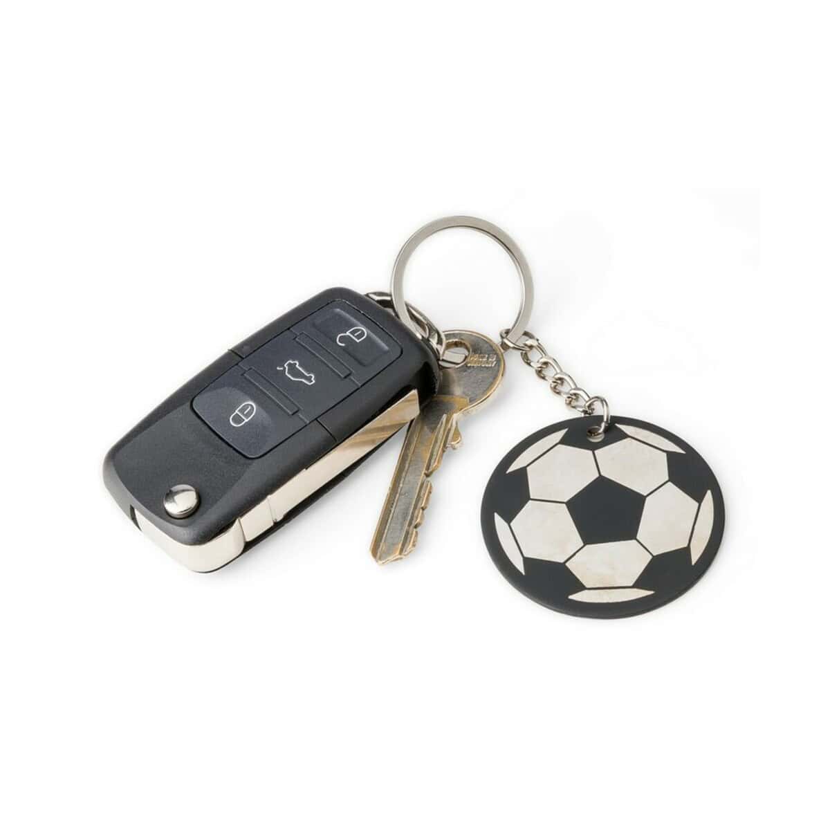 Samochodowy kluczyk z breloczkiem piłka nożna. Kluczyk samochodowy z breloczkiem w kształcie piłki nożnej, idealny na prezent dla fana sportu.
