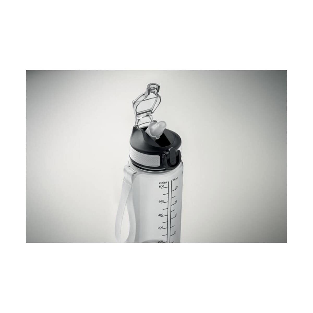 Butelka z miarką i karabińczykiem do sportu i fitnessu. Butelka na wodę z miarką i karabińczykiem do aktywności sportowych.
