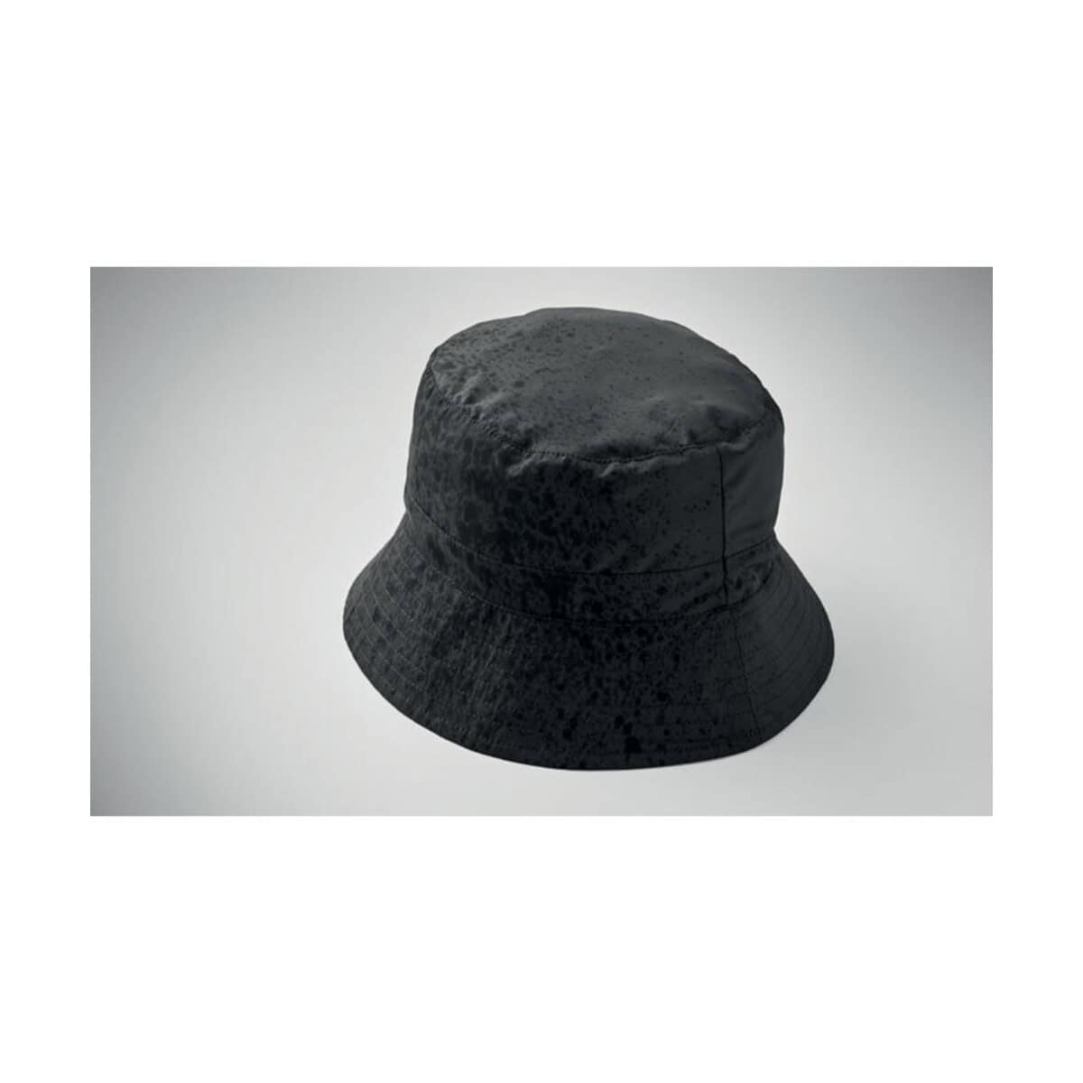 Czapka bucket czarna z logo Czarna czapka typu bucket z logo, modny dodatek na co dzień.