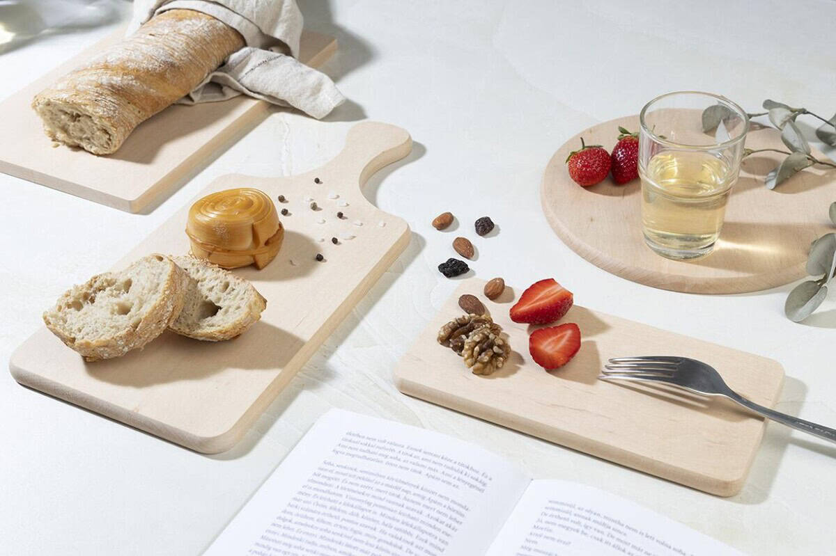 Chleb i słodycze na deskach do serwowania Deski do serwowania chleba i przekąsek, idealne na śniadanie lub przekąskę.
