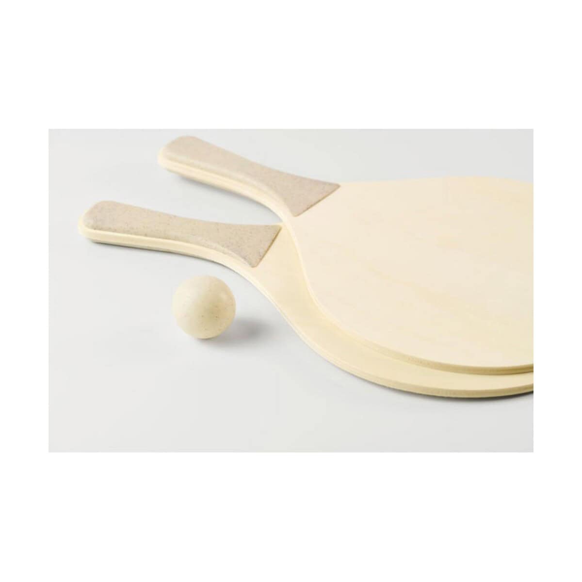 Piłka do ping ponga i rakietki z drewna Piłka do ping ponga i rakietki z drewna na stole do tenisa stołowego.