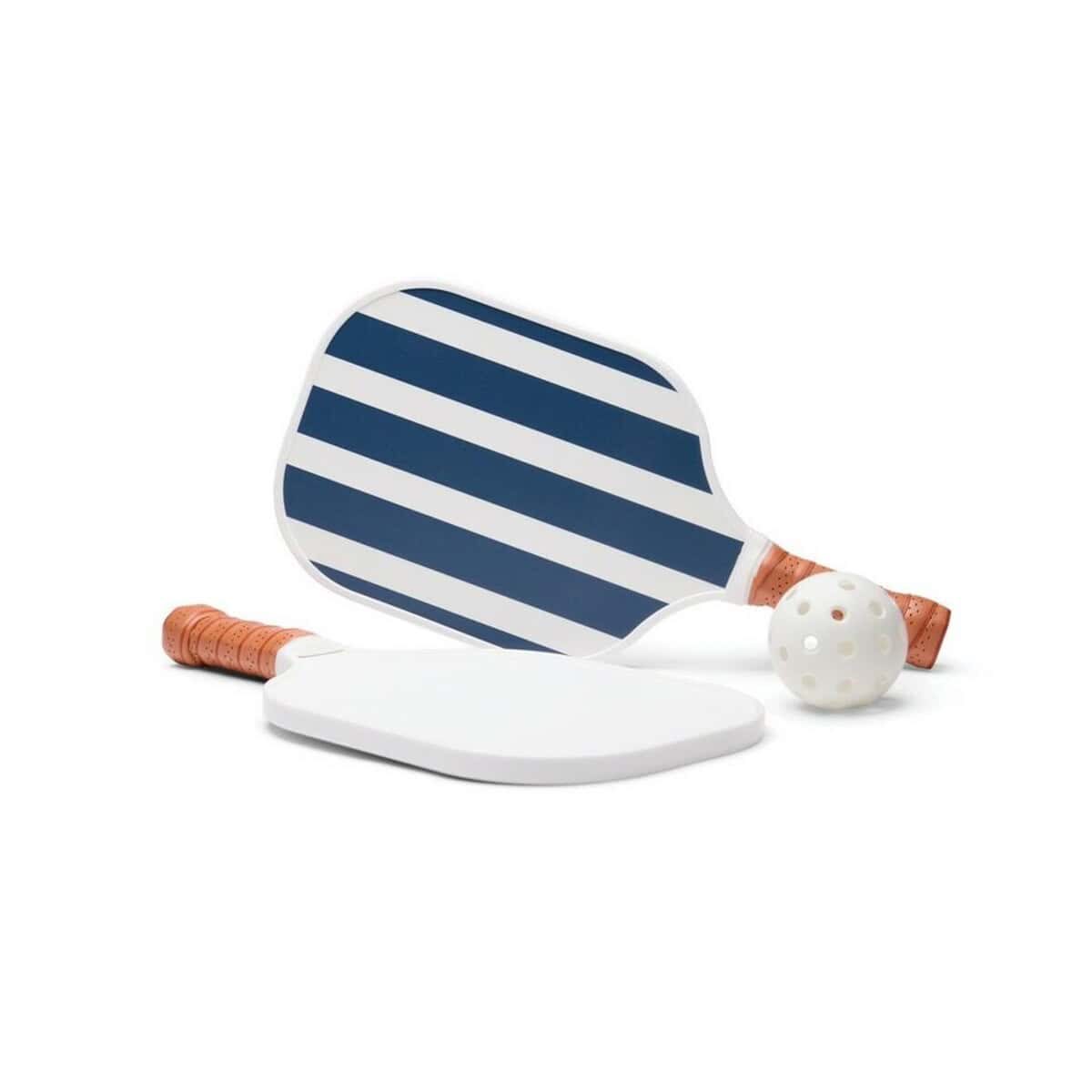 Rakietki do tenisa plażowego z piłką na plaży.