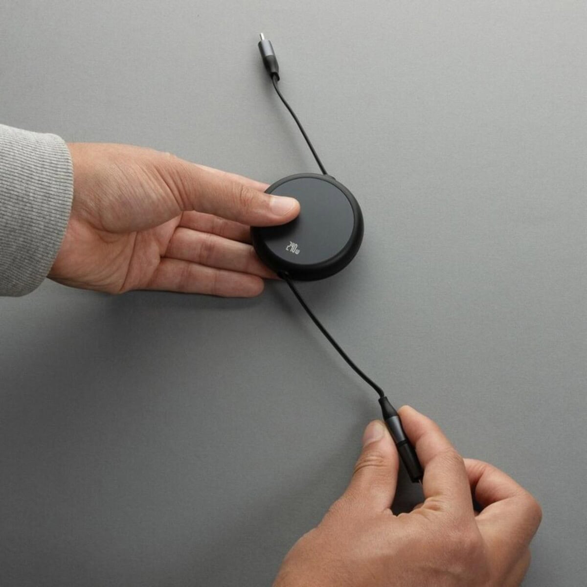 Przenośny ładowarka bezprzewodowa z kablem Przenośna ładowarka bezprzewodowa z kablem do smartfonów i urządzeń mobilnych. Kompaktowa i wygodna.