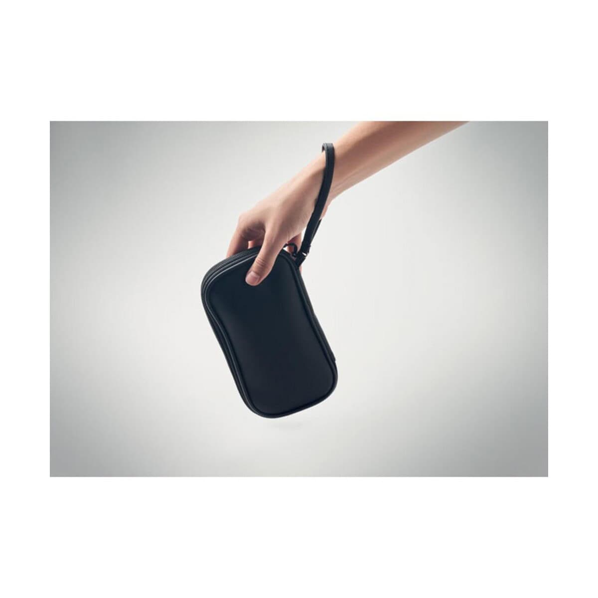 Przenośna torba na drobiazgi Przenośna czarna torba na drobiazgi z paskiem, idealna do codziennego użytku.