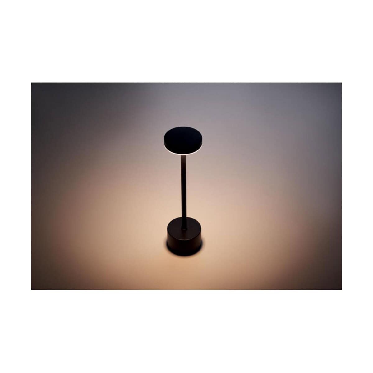 Gadżet biurowy – lampka na biurko Lampka biurkowa minimalistyczna, czarna, nowoczesny design.