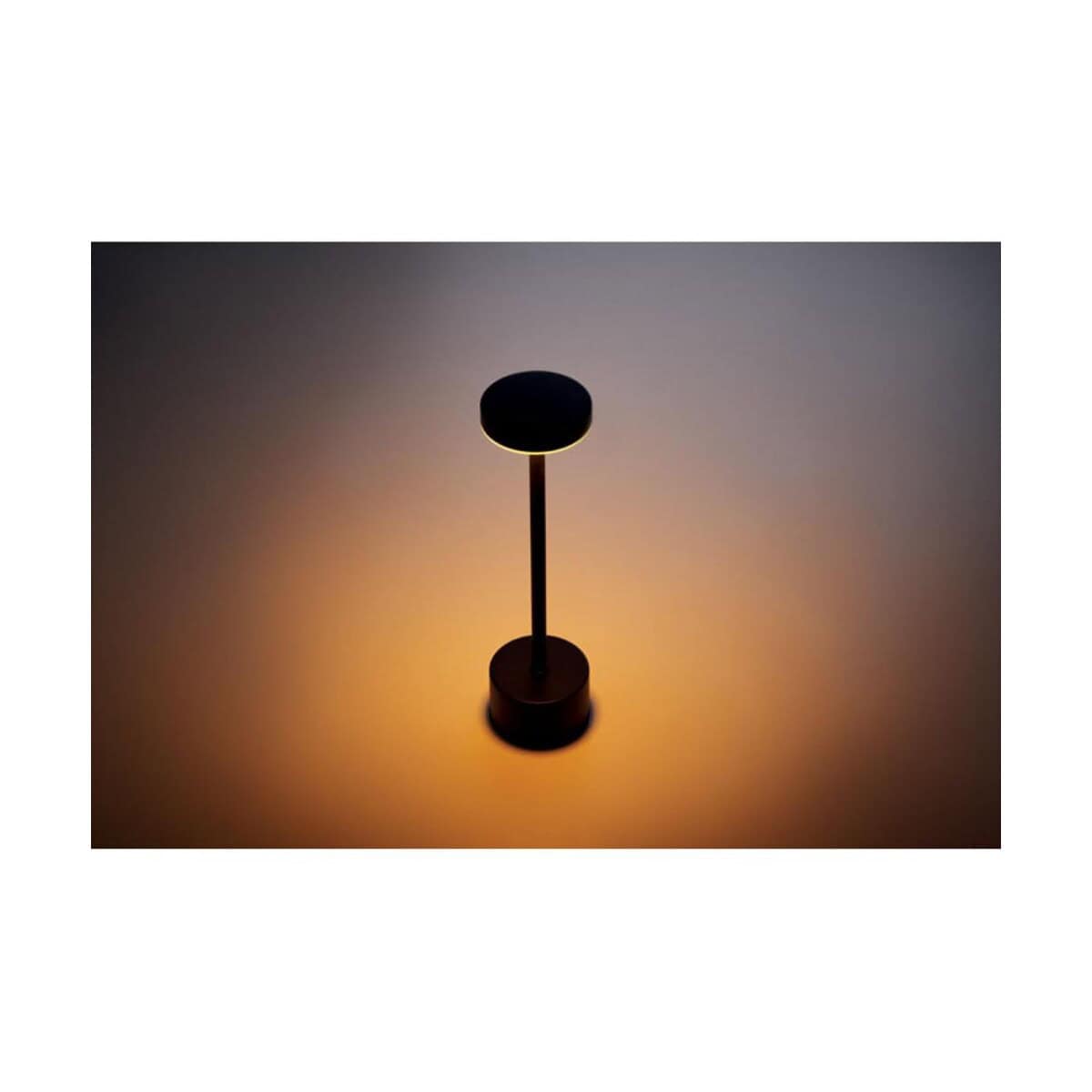 Gadżet biurowy z oświetleniem LED LED lampka biurkowa z czarnym kloszem.