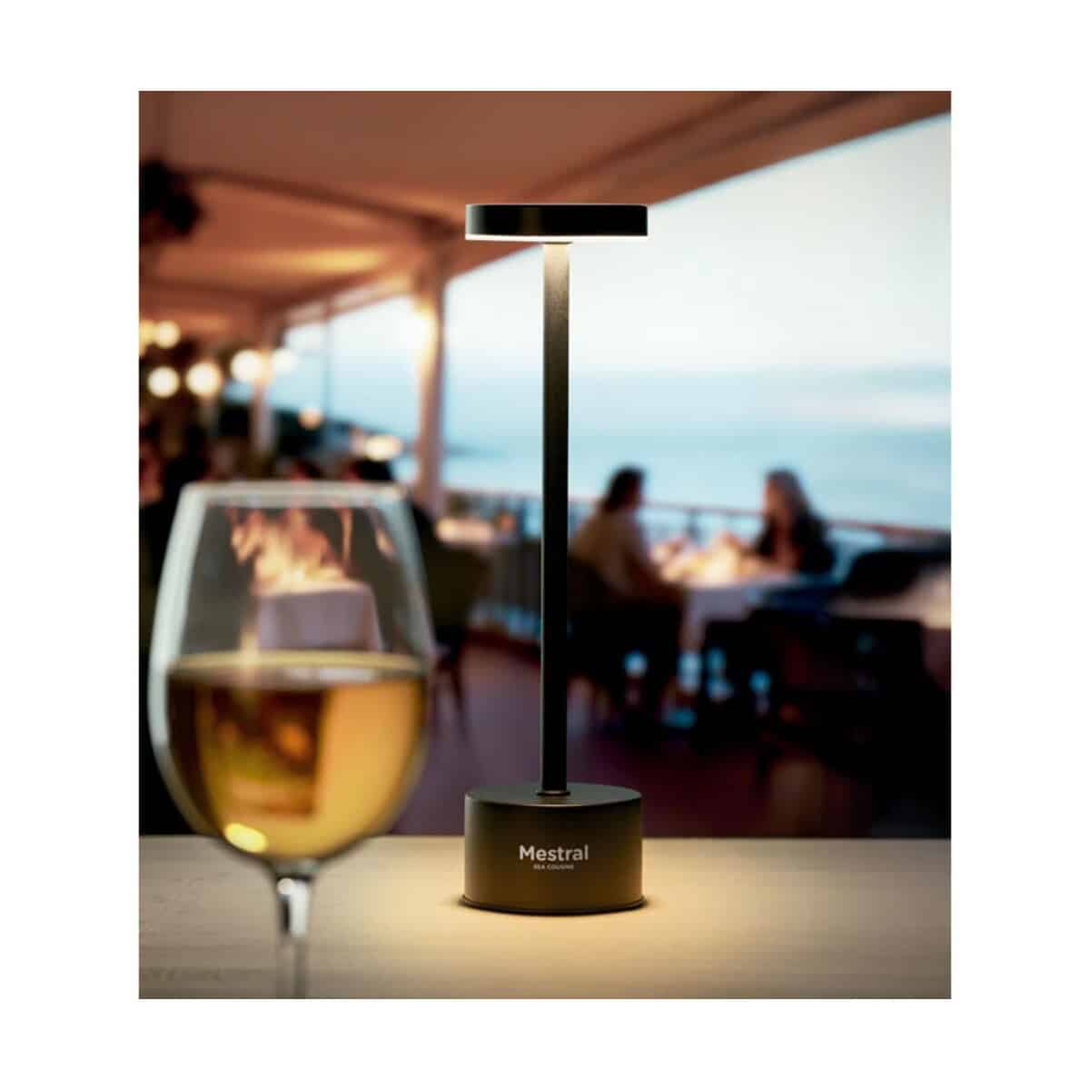 Miejsce na relaks z lampą LED na tarasie Lampa LED na tarasie z widokiem na morze, idealna do relaksu i tworzenia atmosfery.