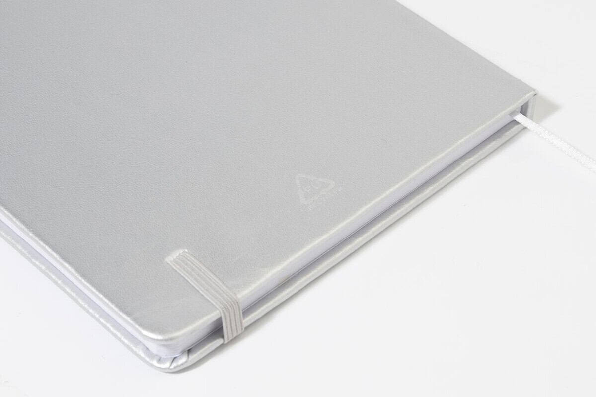 Notatnik z elastyczną gumką i zakładką, szary kolor, elegancki design. Notatnik z elastyczną gumką i zakładką, idealny do biura i codziennego użytku.