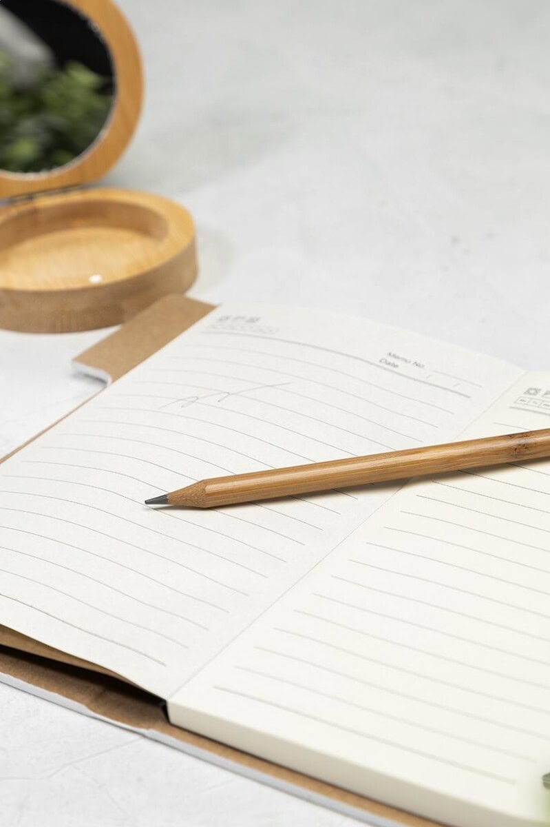 Notatnik z długopisem na biurku, idealny do notowania i planowania. Notatnik z długopisem na biurku, idealny do notowania i planowania.