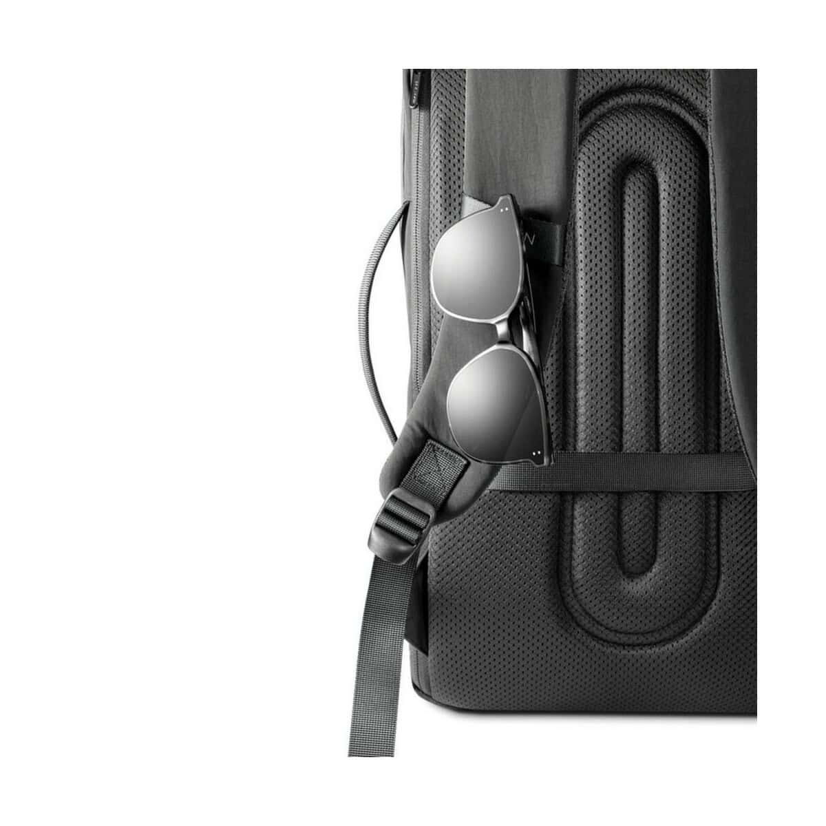 Gadżety na co dzień i w podróży Słuchawki i torba na laptopa z gadżetami.