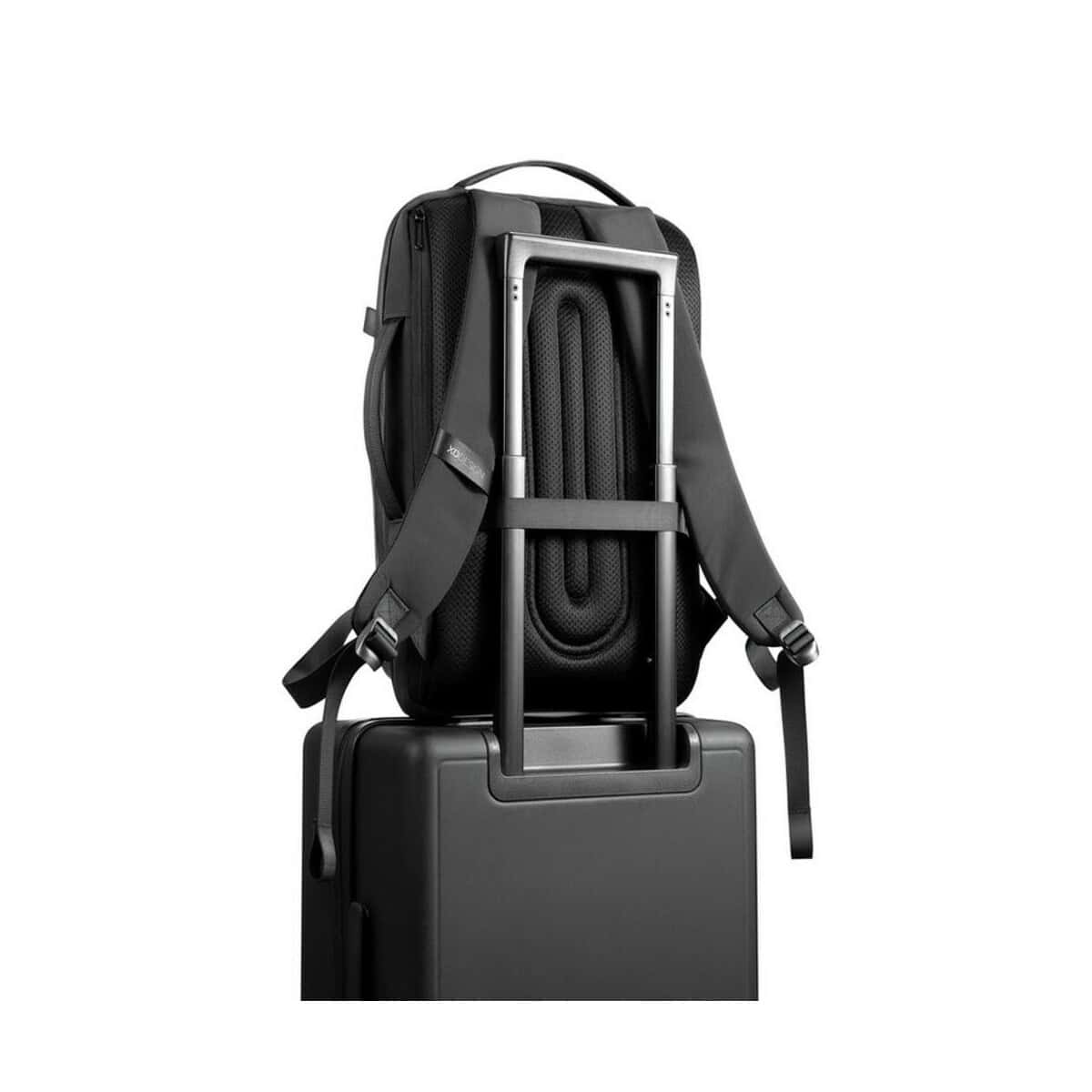 Przedmiot podróżny z bagażem na kółkach Przedmiot podróżny z bagażem na kółkach, idealny do podróży służbowych i wakacyjnych.