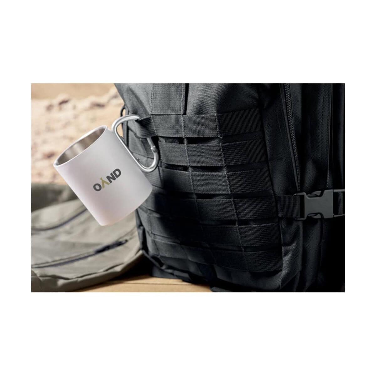 Gadżety z nadrukiem na plecaku i kubku Kubek z nadrukiem na plecaku turystycznym.