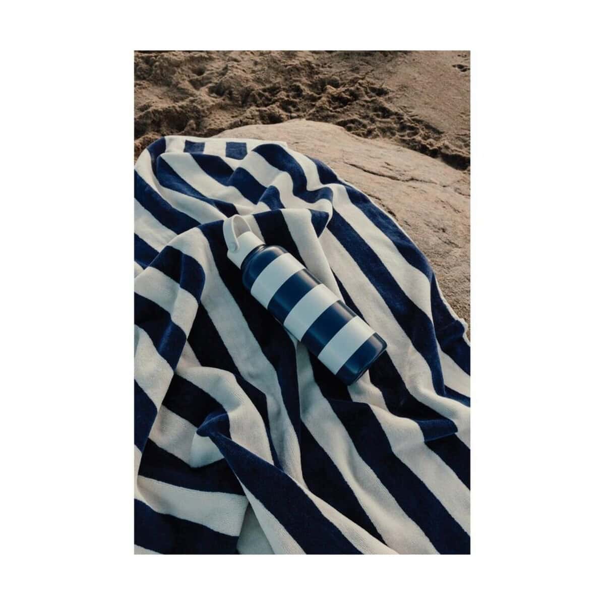 Butelka termiczna na plaży z tkaniną w paski, idealna na lato i podróże. Butelka termiczna na plaży z tkaniną w paski, idealna na lato i podróże.