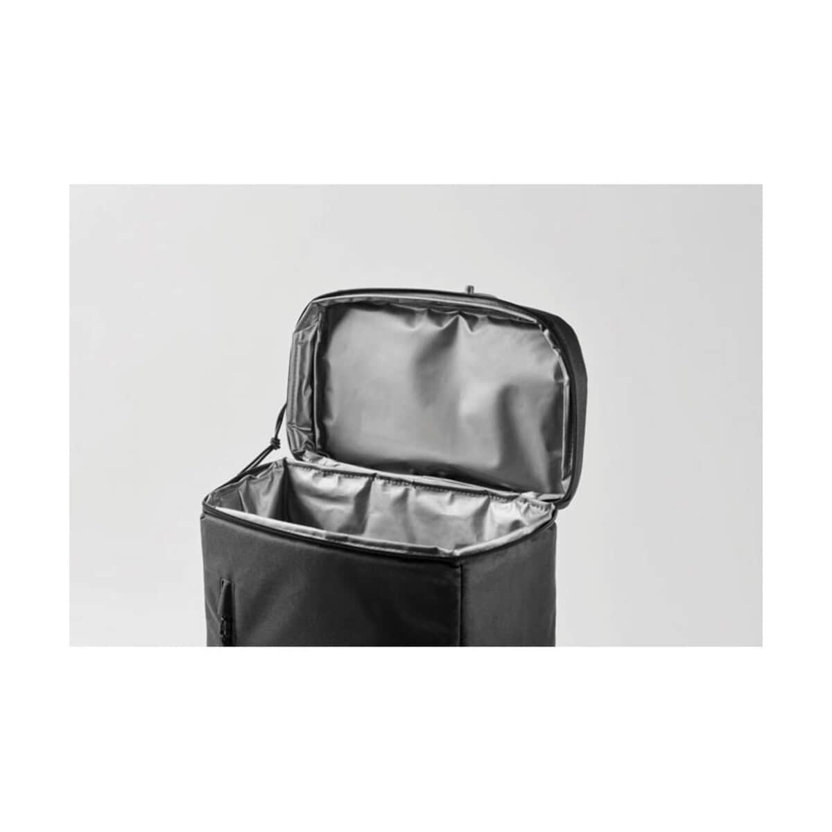 Torba na lunch z logo firmy, czarna, z wyściółką. Torba na lunch z logo firmy, czarna, z wyściółką, idealna do przenoszenia jedzenia i napojów.