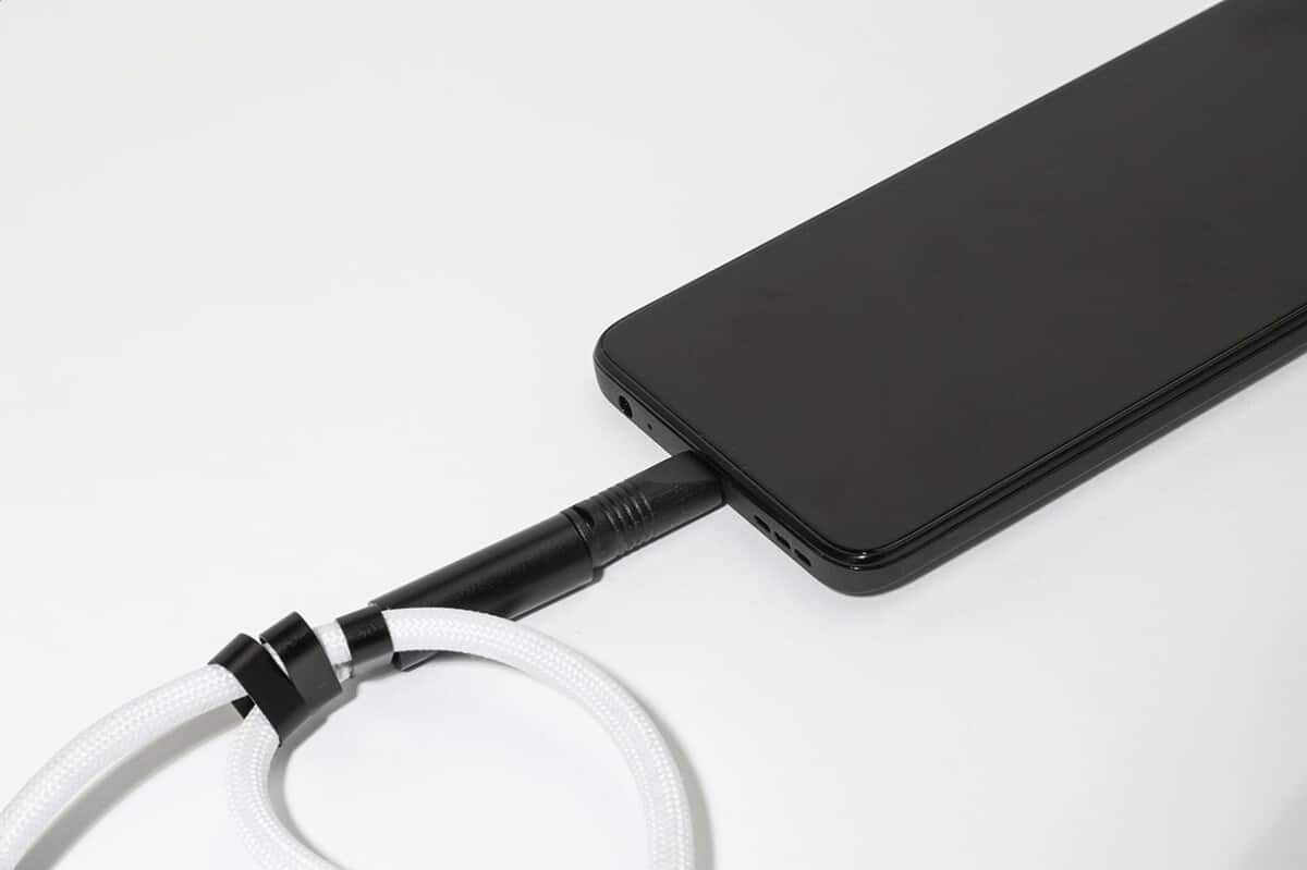 Akcesoria do smartfonów z logo – cuffcharge smycz na nadgarstek, uchwyt na telefon, kabel 60w rpet AP864134-01__CU1 CuffCharge smycz na nadgarstek, uchwyt na telefon, kabel 60W RPET AP864134-01__CU1