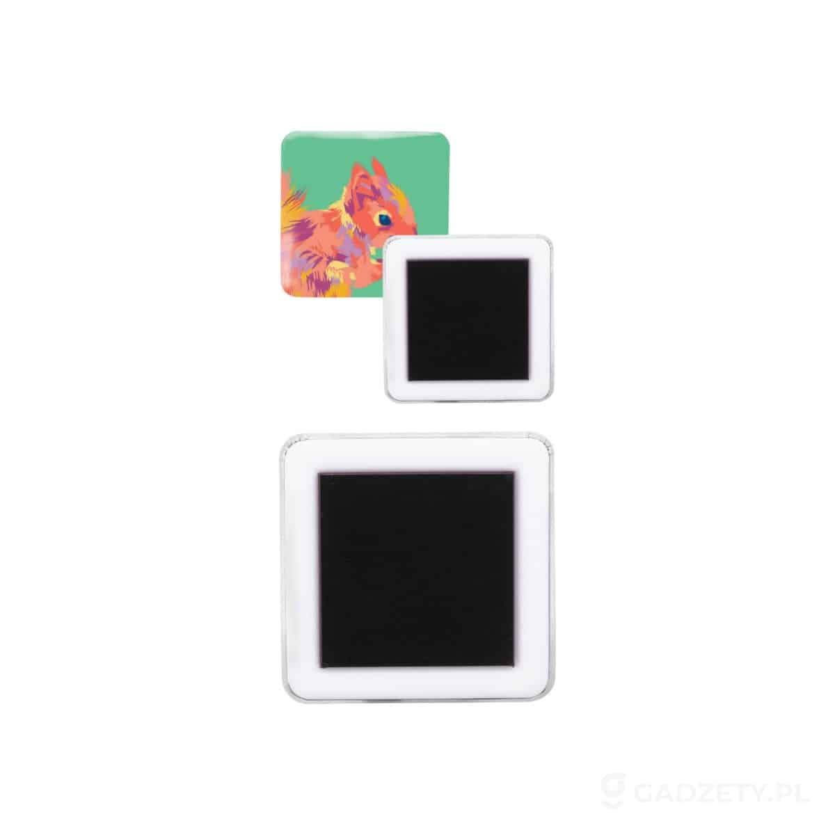 AP716811-wariant-watermark MagBadge Square magnes na lodówkę – zdjęcia produktu