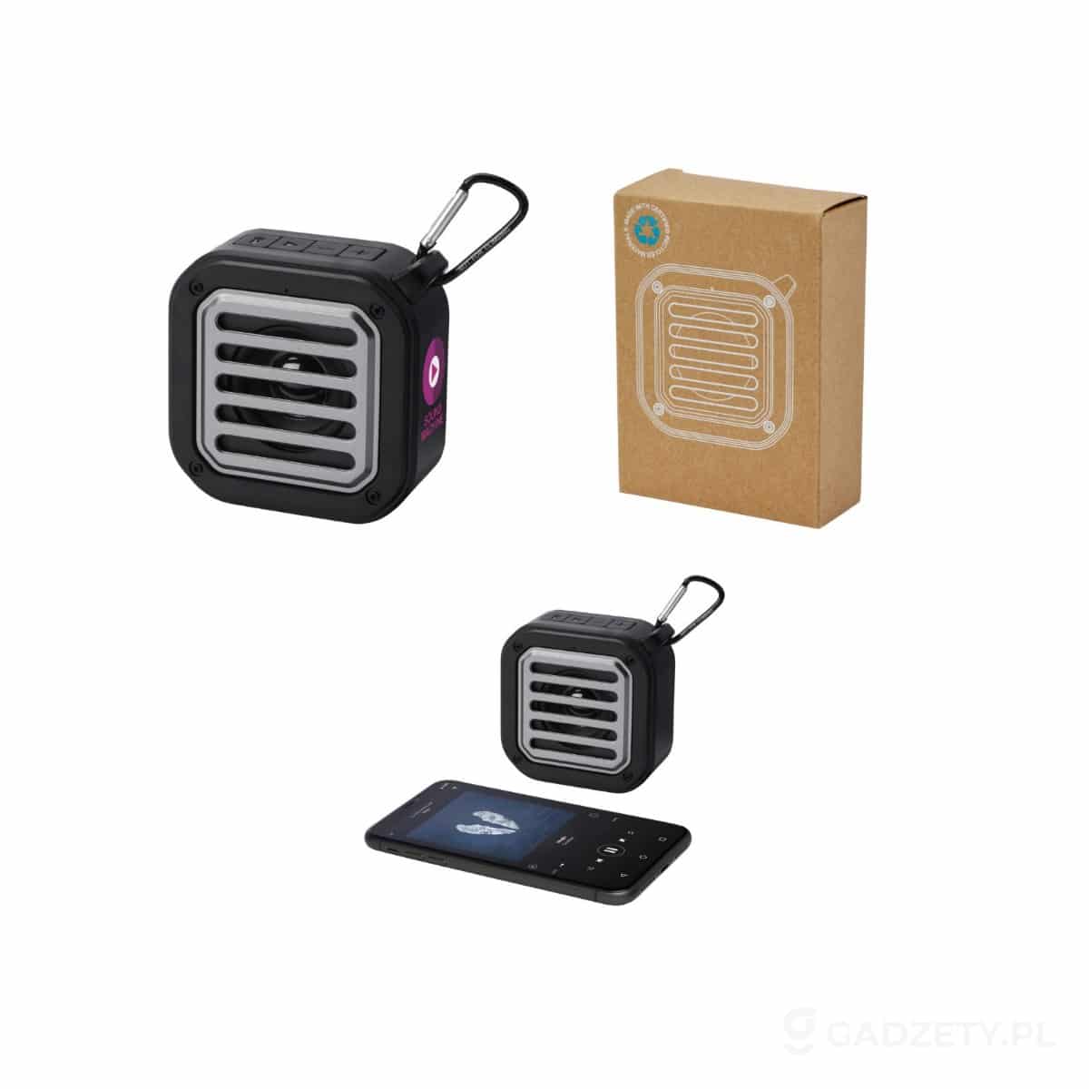 PFC-124347-wariant-watermark Solo plastikowy głośnik solarny Bluetooth® IPX5 o mocy 3 W z karabińczykiem wykonany z tworzywa pochodzącego z recyklingu z c – zdjęcia produktu