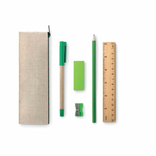 6 elementowy zestaw, zawierający piórnik z juty i bawełny, bambusową linijkę, drewnianą temperówkę, gumkę, ołówek i długopis z tektury z niebieskim tuszem
