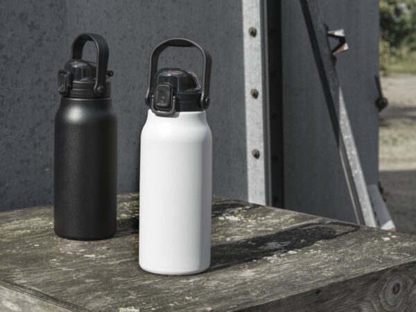 Giganto butelka o pojemności 1600 ml wykonana ze stali nierdzewnej z recyklingu z miedzianą izolacją próżniową posiadająca ce
