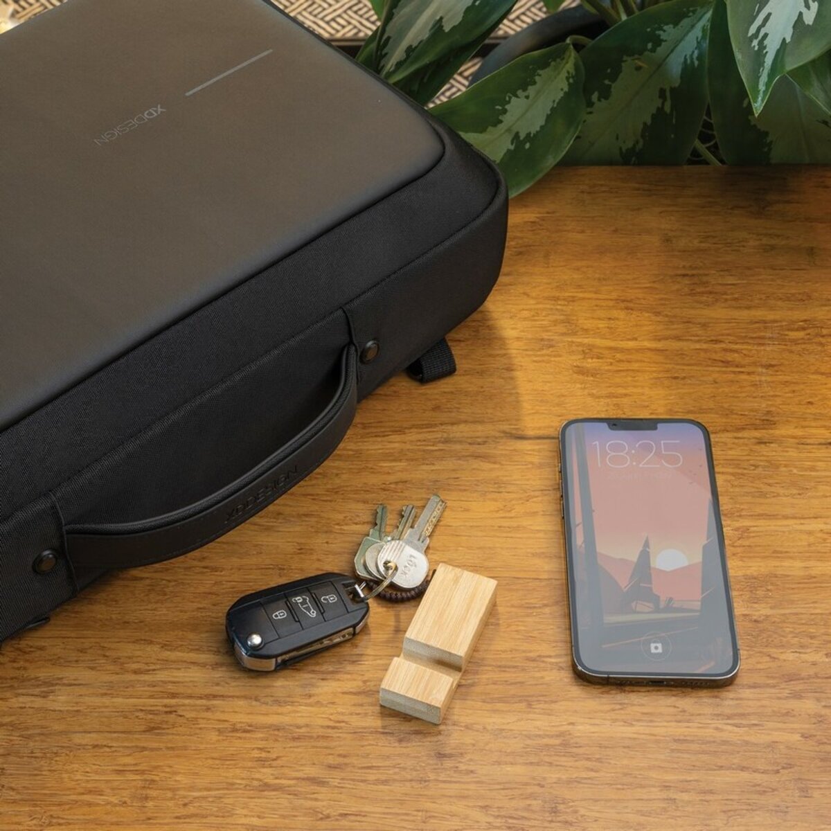 brelok-P301.3809-7 stojak na telefon - brązowy